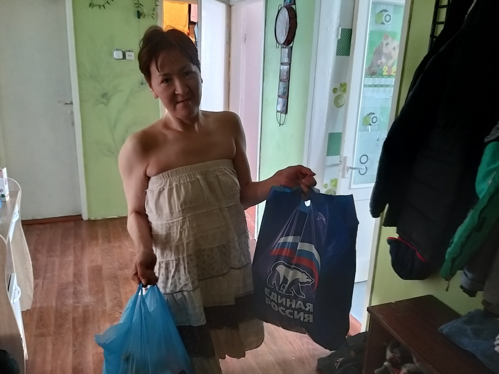 Волонтерский центр Единая Россия вручил продуктовые наборы