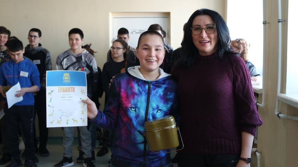 Почётные грамоты и памятные подарки юным морзверобоям