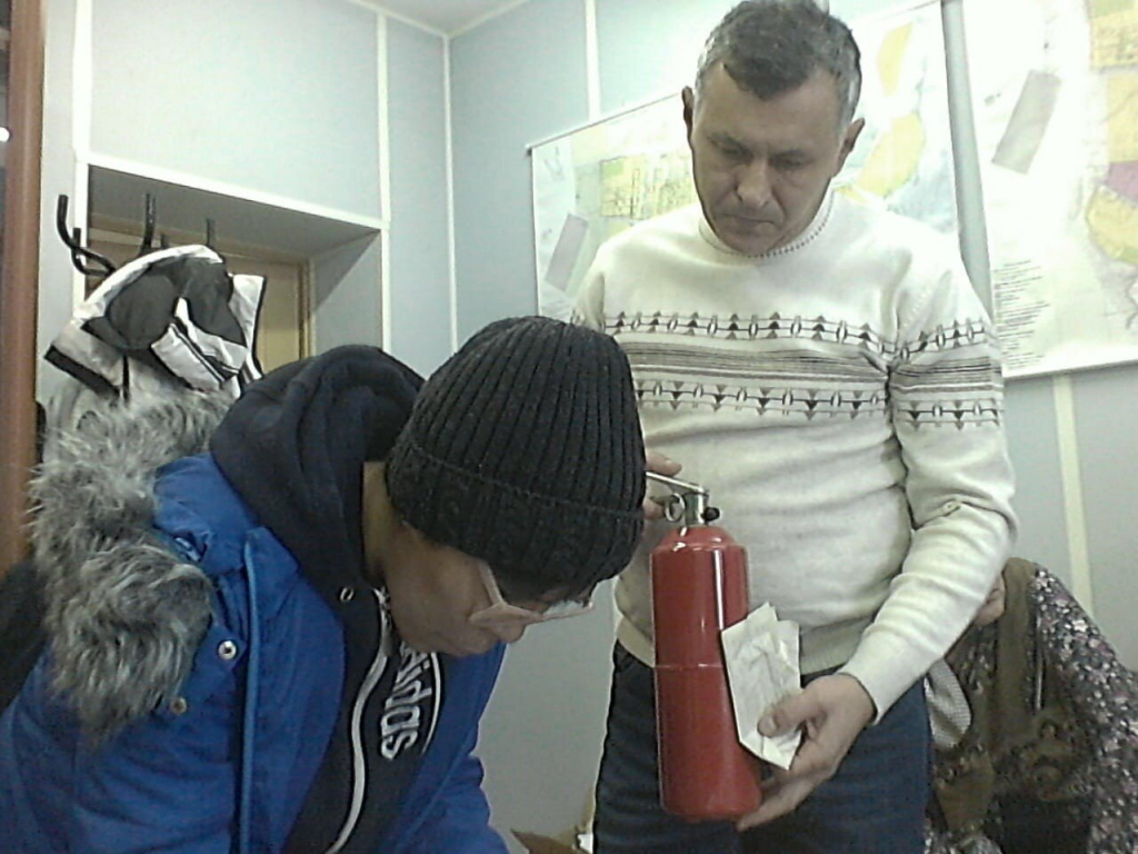 Многодетным и маломобильным гражданам вручили огнетушители