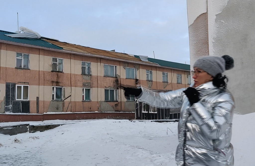 Глава района осмотрела поврежденные крыши в селе Лорино