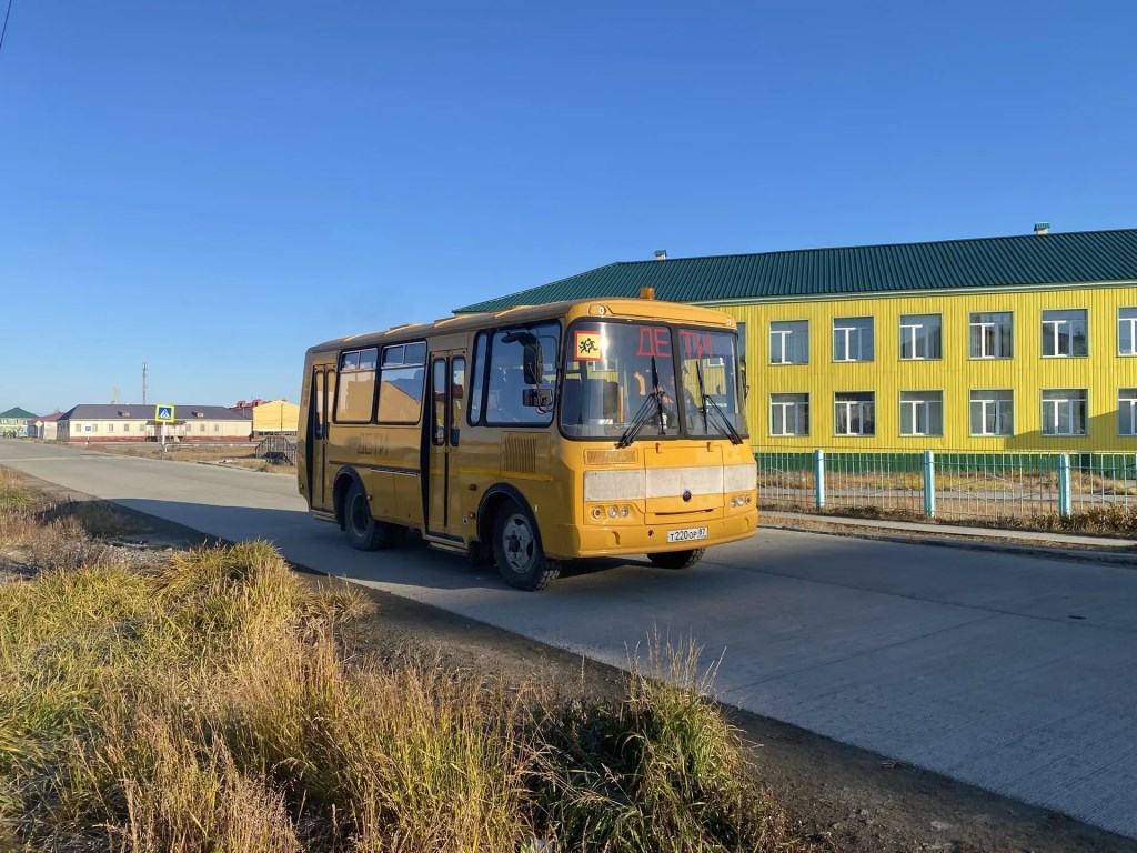 Школьный автобус в учебные дни доставляет учеников до Центра образования с. Лаврентия и обратно домой